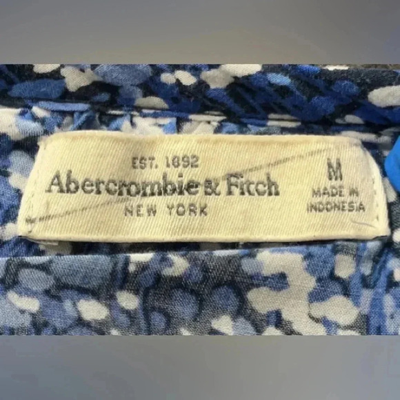 Women’s Abercrombie and Fitch top size medium blouse - Picture 3 of 4